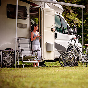 Femme camping car