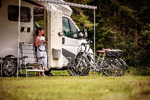 Vacances camping car avec vélos femme - EVAGO Location camping car