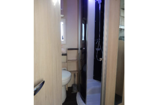 WC Douche camping car Chausson capucine 7 personnes - EVAGO Location