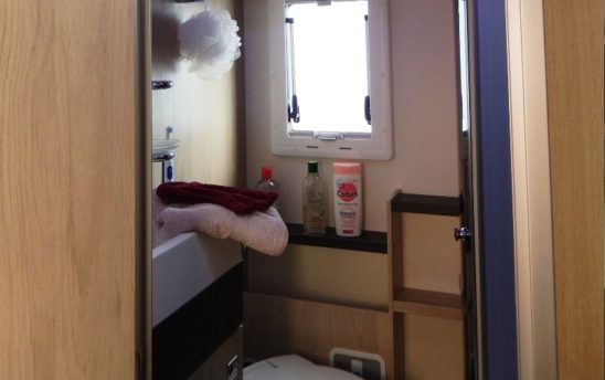 Salle de bain camping car Capucine Chausson 7 places - EVAGO Location camping car