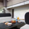 Intérieur table camping car Chausson 7 places - EVAGO Location camping car