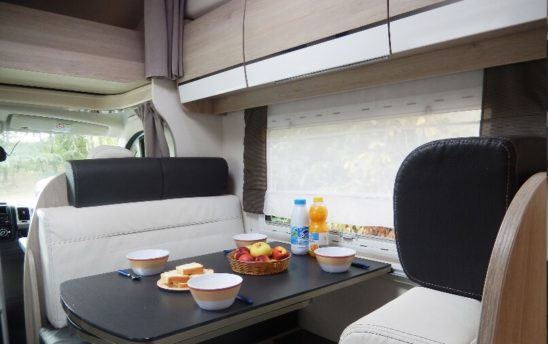 Intérieur table camping car Chausson 7 places - EVAGO Location camping car